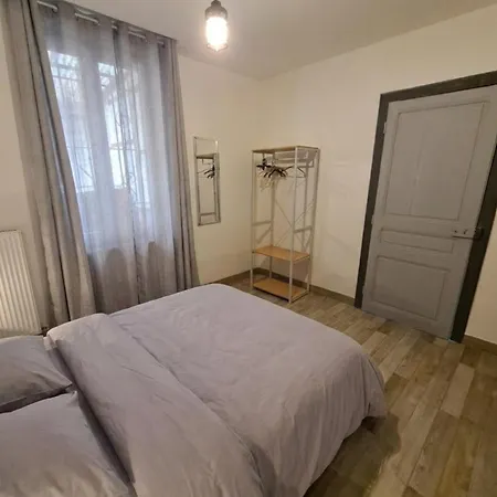 Chez Les Poilus *